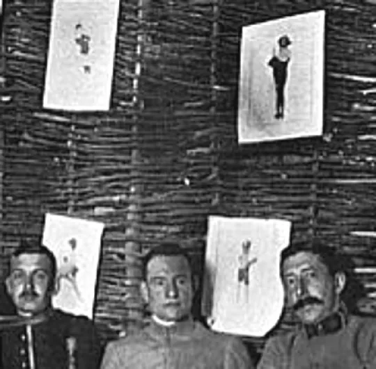 Soldati in trincea con illustrazioni di Kirchner appese alle pareti
