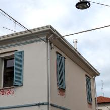 edificio con fregi rossi